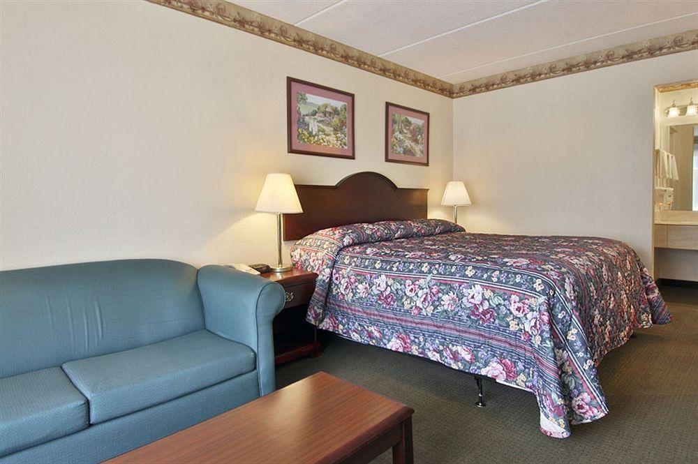 Red Rose Inn & Suites Плант Сити Екстериор снимка